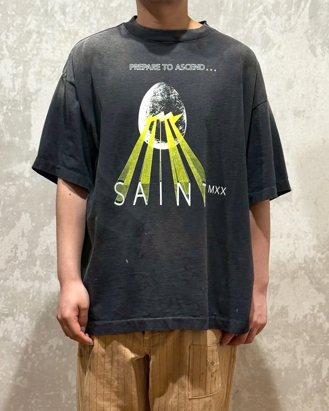 SAINT Mxxxxxx EGG SS TEE/BLK Broken egg shell/SAINT LOGO projection distressed retro short-sleeves Washed black S-XL Correct version Customized co-branded main mark/washed mark/cherub mark Tubular fabric Garment dyeing Rewashing water fading Destroying graffiti Simulating natural distressed effect Top-notch printing technology Washing treatment